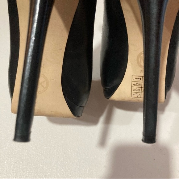 MICHAEL KORS Sz 7 4.5” Heel 1/2” Front Platform & Golden MK Locket Pumps Heels - Picture 6 of 9